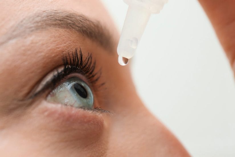 Vor der Augenlaser-OP wird das Auge mit Augentropfen betäubt