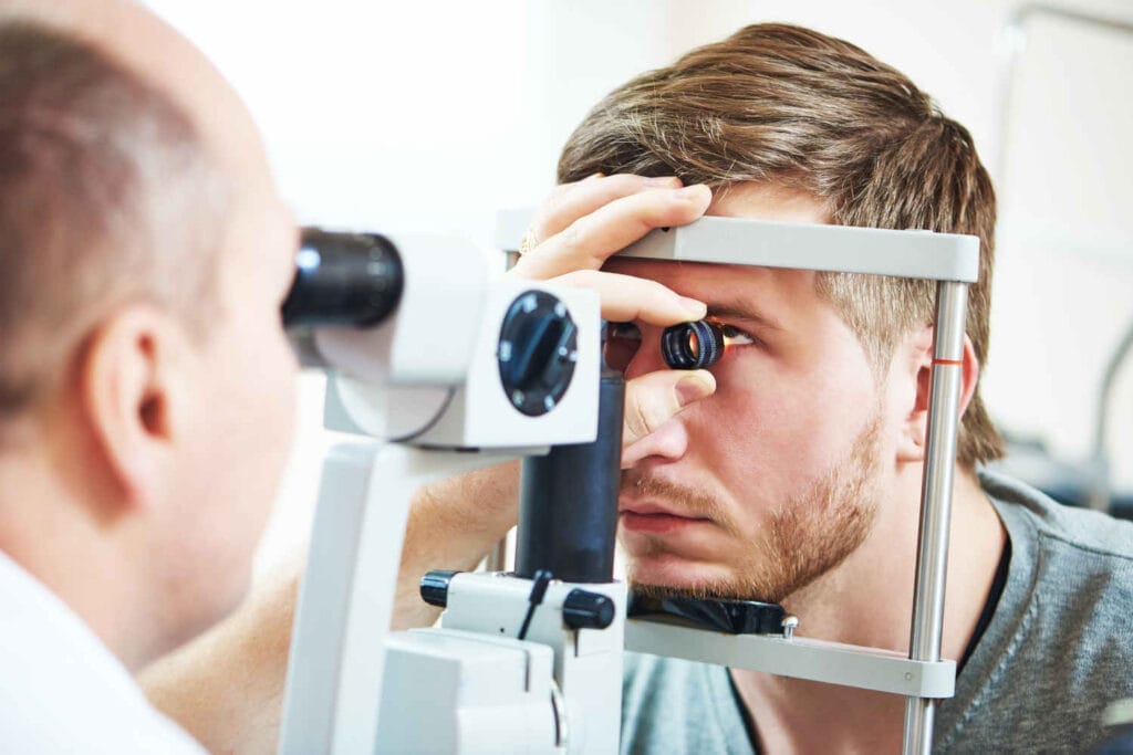 Wenn die Augen immer schlechter werden, sollten Sie einen Augenarzt aufsuchen.